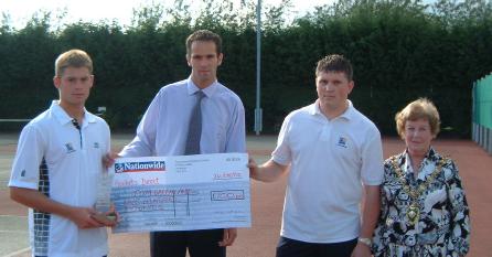 Tom Greenland receiving the winner cheque
from sponsors' representatives in the presence of the
Mayor.